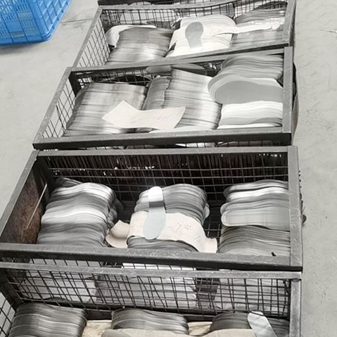 Pelat midsole baja anti penetrasi